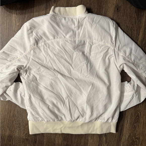 Lululemon: Women's Reversible Insulated
Windbreaker Jacket - Picture 13 of 16